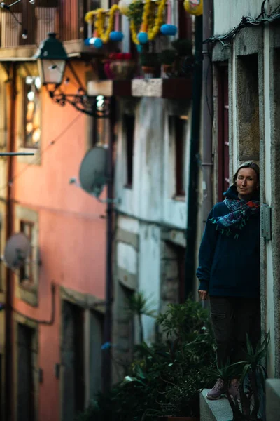 Una Mujer Puerta Una Casa Casco Antiguo Oporto Portugal — Foto de Stock