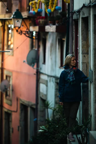 여자가구 시가지 두드리다 — 스톡 사진