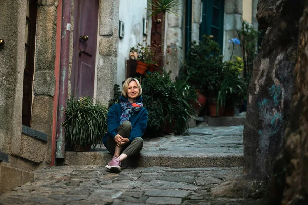 Μια Γυναίκα Κάθεται Στα Σκαλιά Ενός Στενού Δρόμου Στο Πόρτο — Φωτογραφία Αρχείου