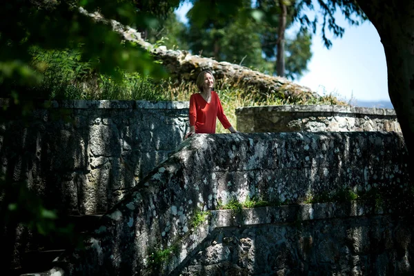 Uma Mulher Diverte Parque Verde Medieval Fotos De Bancos De Imagens Sem Royalties