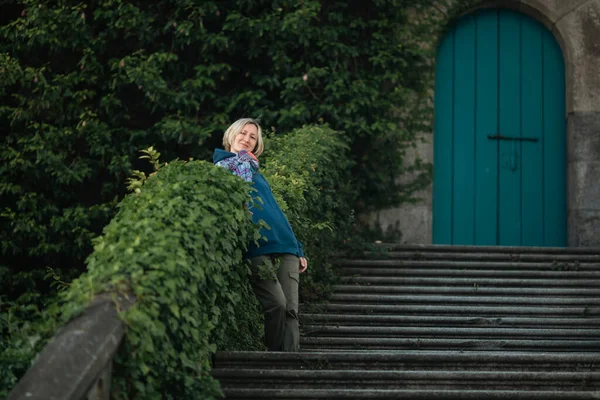 Vrouw Staat Trappen Van Een Oud Portugees Kasteel Stockfoto