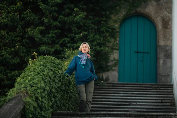 Una Donna Viaggiatrice Erge Sui Gradini Antico Castello Fotografia Stock