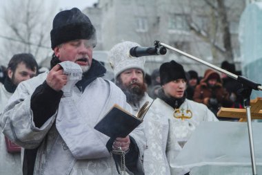 TOMSK, BATI SIBERIA, RUSSIA - 19 Ocak 2010: Ortodoks 'ta Epifani veya Kutsal Vaftizin Kutlanması. Eksi 40 derece soğukta gerçekleştirildi..
