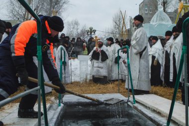 TOMSK, BATI SIBERIA, RUSSIA - 19 Ocak 2010: Ortodoks 'ta Epifani veya Kutsal Vaftizin Kutlanması. Eksi 40 derece soğukta gerçekleştirildi..