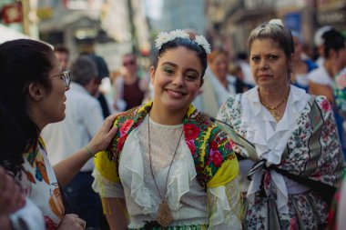 PORTO, PORTUGAL - YUL 2, 2022: Aziz John şenliklerinin sonunda geleneksel Rusgas sırasında. Rusgas de Sao Joao, 1957 yılına dayanan ve şehrin çeşitli bölgelerini kapsayan bir gelenektir..