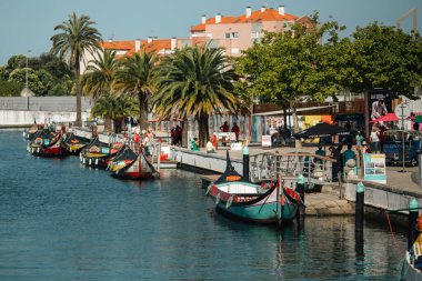 AVEIRO, PORTUGAL - 7 Temmuz 2022: Vouga Nehri 'ndeki geleneksel tekneler 