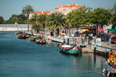 AVEIRO, PORTUGAL - 7 Temmuz 2022: Geleneksel botlar, gondollar, barcos moliceiros bir zamanlar molico deniz yosunu toplamak için kullanılsa da şu anda Ria de Aveiro kanallarında popüler bir turistik ilgi odağı konumundadır..