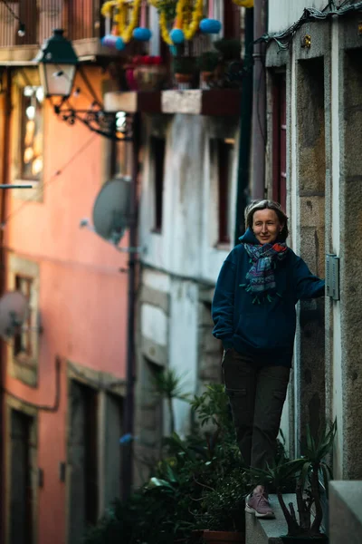 Woman Stands House Old Town Porto Portugal — Stockfoto