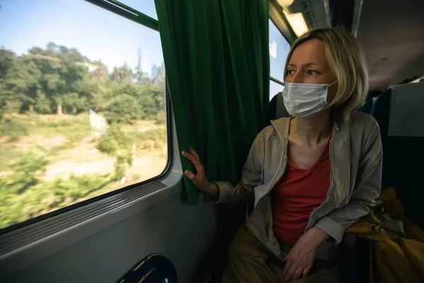 Woman Looks Out Window Moving Intercity Bus — Fotografia de Stock