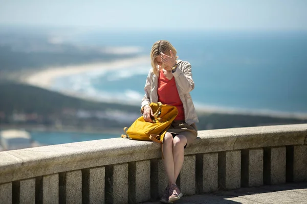 Eine Frau Mit Gelbem Rucksack Sitzt Auf Der Aussichtsplattform — Stockfoto