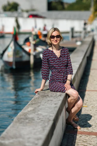 Una Donna Siede Sull Argine Del Canale Aveiro Portogallo — Foto Stock