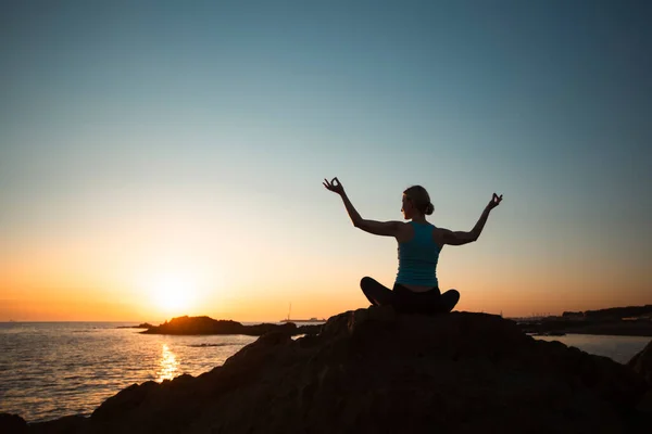 Silhouet Van Vrouw Die Yoga Beoefent Aan Oceaankust Bij Aangename — Stockfoto
