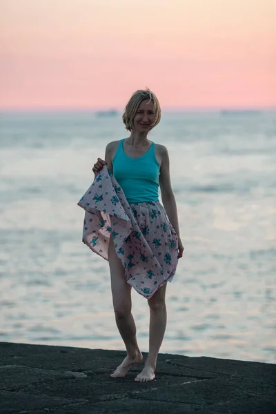 Kobieta Średnim Wieku Pozuje Jasnej Letniej Sukience Molo Morskim Podczas — Zdjęcie stockowe