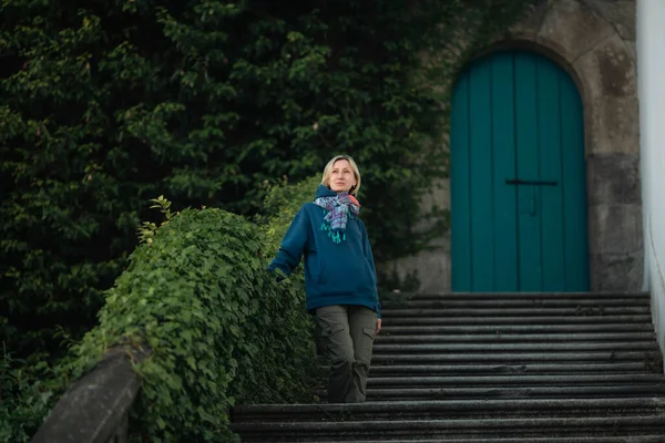 Una Mujer Está Parada Los Escalones Antiguo Castillo Portugal Imágenes de stock libres de derechos
