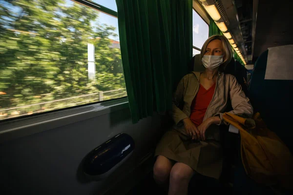 Woman Looks Out Window Intercity Bus lizenzfreie Stockfotos