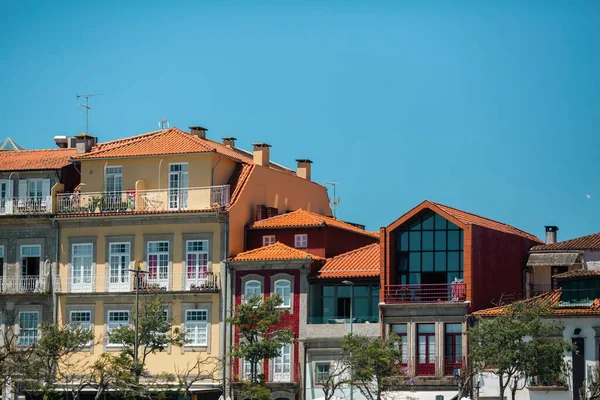 Fassaden Von Wohngebäuden Zentrum Von Viana Castelo Portugal lizenzfreie Stockbilder