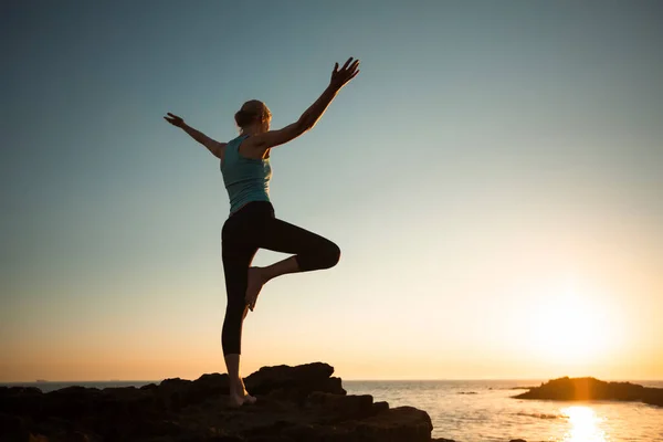 Woman Performs Yoga Exercises Sea Beach Sunset Fotos De Bancos De Imagens Sem Royalties