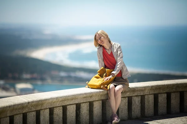 Woman Tourist Backpack Sits Observation Deck Front Ocean — Stok Foto