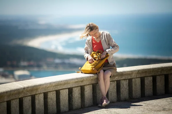 Woman Backpack Sits Observation Deck Front Ocean — 스톡 사진