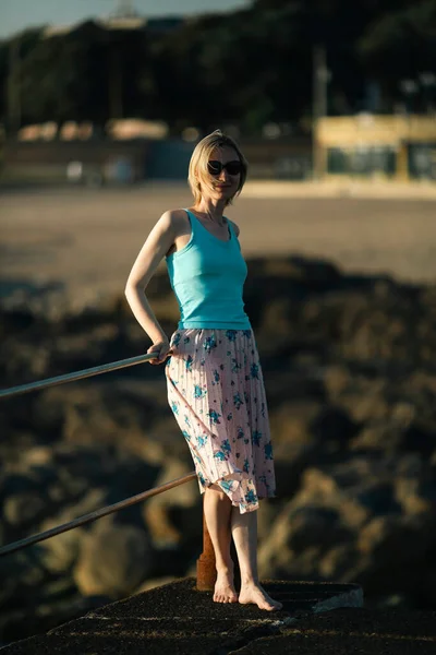 Een Vrouw Van Middelbare Leeftijd Een Lichte Jurk Zomer — Stockfoto