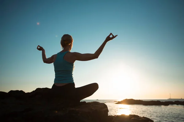 Middle Aged Woman Practicing Yoga Ocean Coast Pleasant Sunset — Stock fotografie