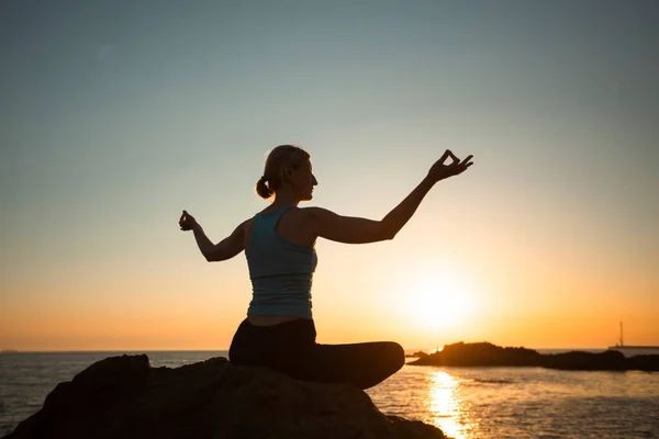 Mulher Ioga Meditando Pelo Mar Durante Pôr Sol — Fotografia de Stock