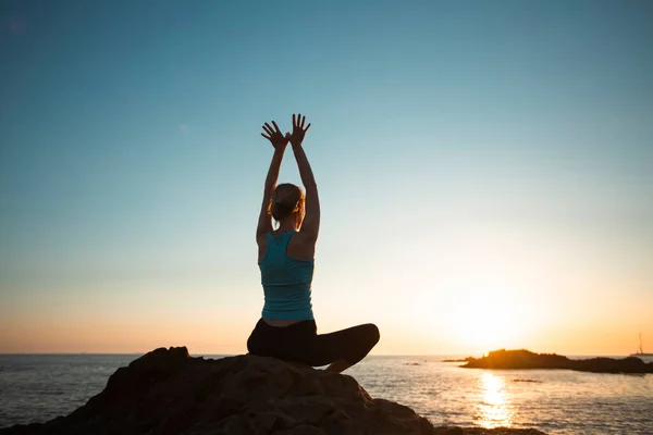 Mujer Yoga Posición Loto Costa Del Océano Durante Hermoso Atardecer —  Fotos de Stock