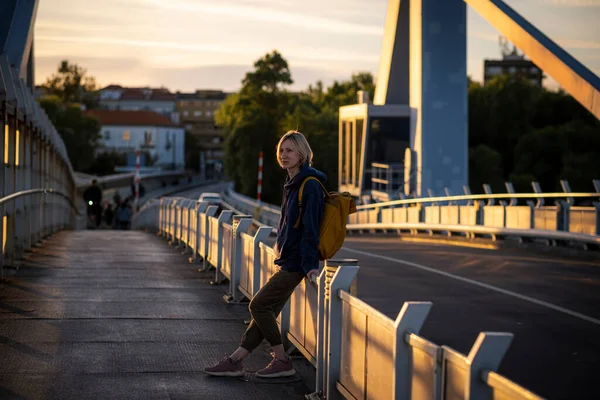 Mulher Turista Com Mochila Fica Ponte Metálica Durante Pôr Sol — Fotografia de Stock