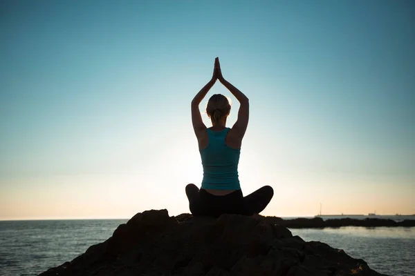 View Back Middle Aged Woman Doing Yoga Oceanfront Nice Sunset Rechtenvrije Stockafbeeldingen