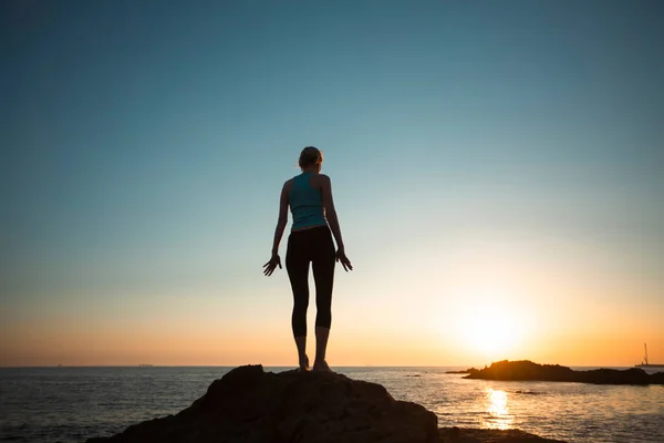 Woman Practicing Yoga Ocean Coast Pleasant Sunset 스톡 사진