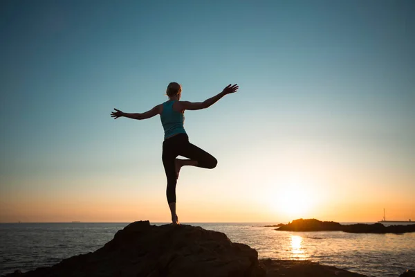 Жіночі Вправи Йоги Морському Пляжі Під Час Красивого Заходу Сонця Ліцензійні Стокові Зображення