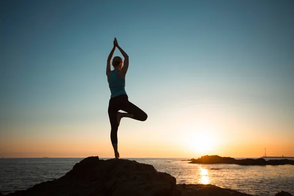 Una Hembra Yoga Realiza Ejercicios Una Playa Mar Durante Una Imágenes de stock libres de derechos