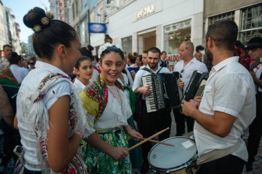 PORTO, PORTUGAL - YUL 2, 2022: Aziz John şenliklerinin sonunda geleneksel Rusgas sırasında. Rusgas de Sao Joao, 1957 yılına dayanan ve şehrin çeşitli bölgelerini kapsayan bir gelenektir..