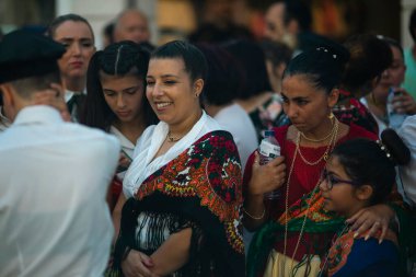 PORTO, PORTUGAL - YUL 2, 2022: Aziz John şenliklerinin sonunda geleneksel Rusgas sırasında. Rusgas de Sao Joao, 1957 yılına dayanan ve şehrin çeşitli bölgelerini kapsayan bir gelenektir..