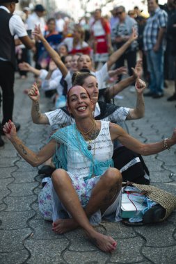 PORTO, PORTUGAL - YUL 2, 2022: Aziz John şenliklerinin sonunda geleneksel Rusgas sırasında. Rusgas de Sao Joao, 1957 yılına dayanan ve şehrin çeşitli bölgelerini kapsayan bir gelenektir..