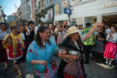 PORTO, PORTUGAL - YUL 2, 2022: Aziz John şenliklerinin sonunda geleneksel Rusgas sırasında. Rusgas de Sao Joao, 1957 yılına dayanan ve şehrin çeşitli bölgelerini kapsayan bir gelenektir..