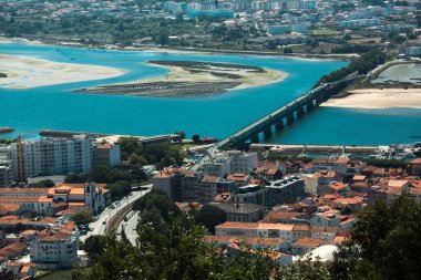Viana do Castelo, Portekiz 'deki Lima Nehri' nin üst manzarası..
