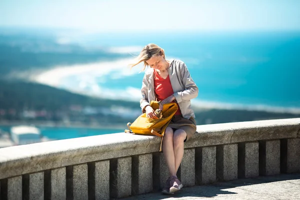 Traveler Woman Yellow Backpack Sits Observation Deck Front Ocean — Fotografia de Stock