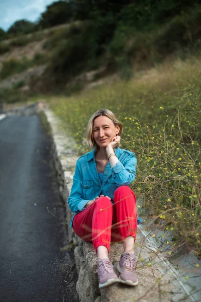 Female Tourist Resting Side Road — 스톡 사진