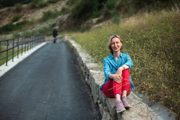 Woman Resting Side Road — Fotografia de Stock