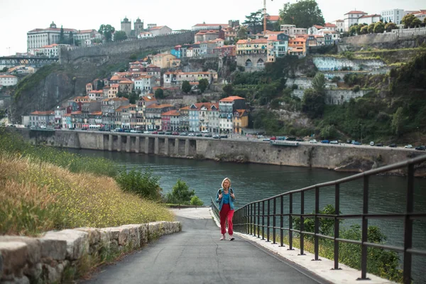 Female Tourist Climbs Mountain Tiredly Background Blurred Image Shows City — ストック写真