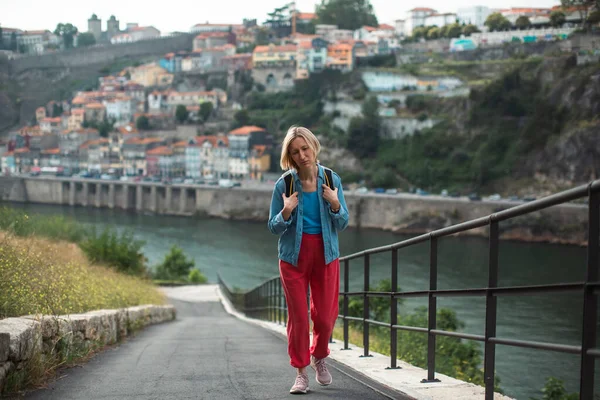 Turistka Unavená Lezení Horu Pozadí Rozmazané Město Porto Portugalsko — Stock fotografie