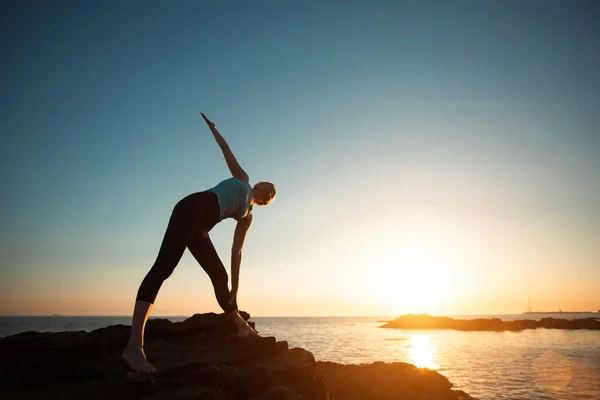 Fitness Lady Doing Gymnastics Sea Beach Beautiful Sunset — Foto Stock