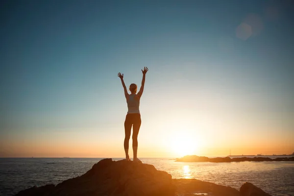 Woman Does Yoga Gymnastics Oceanfront Seeing Sun — Stockfoto
