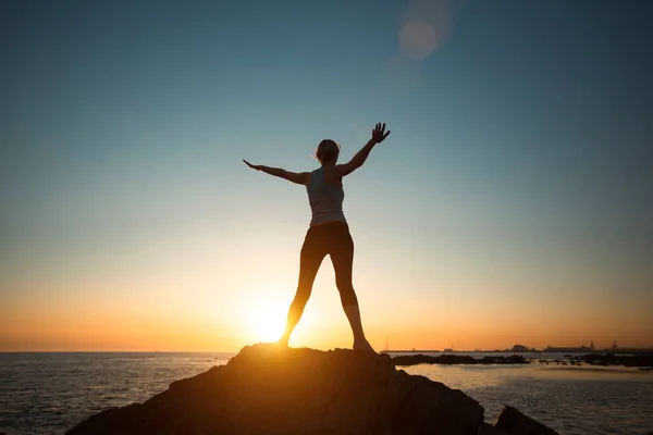 Fitness Dame Doet Gymnastiek Bij Oceaan Tijdens Een Prachtige Zonsondergang — Stockfoto