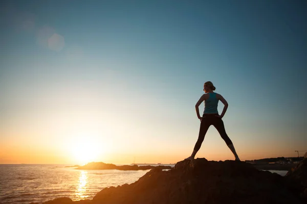 Female Yogi Does Gymnastics Oceanfront Beautiful Sunset — Foto de Stock