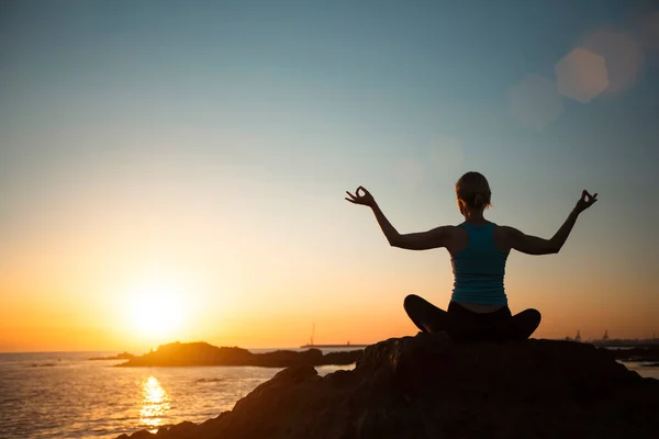 Mulher Ioga Costa Oceano Meditação Durante Belo Pôr Sol — Fotografia de Stock