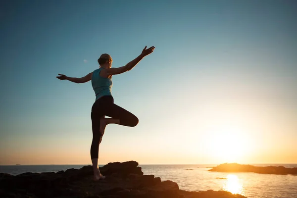 Silhouette Woman Doing Yoga Sea Beautiful Sunset 图库照片