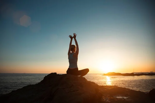 Silhouette Woman Doing Yoga Ocean Beautiful Sunset Imágenes de stock libres de derechos