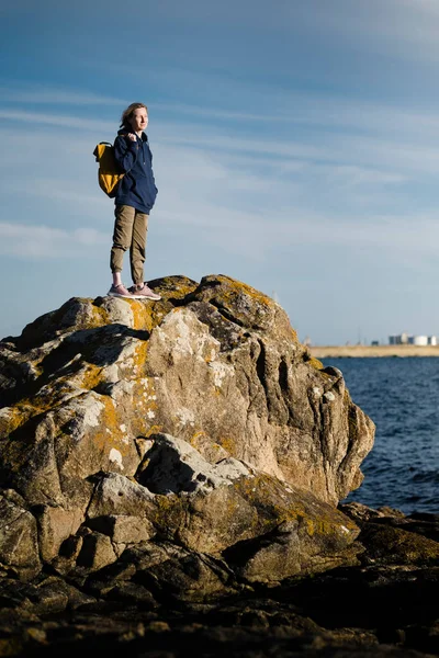 Woman Tourist Standing Coastal Ocean Cliffs — Stock Photo, Image